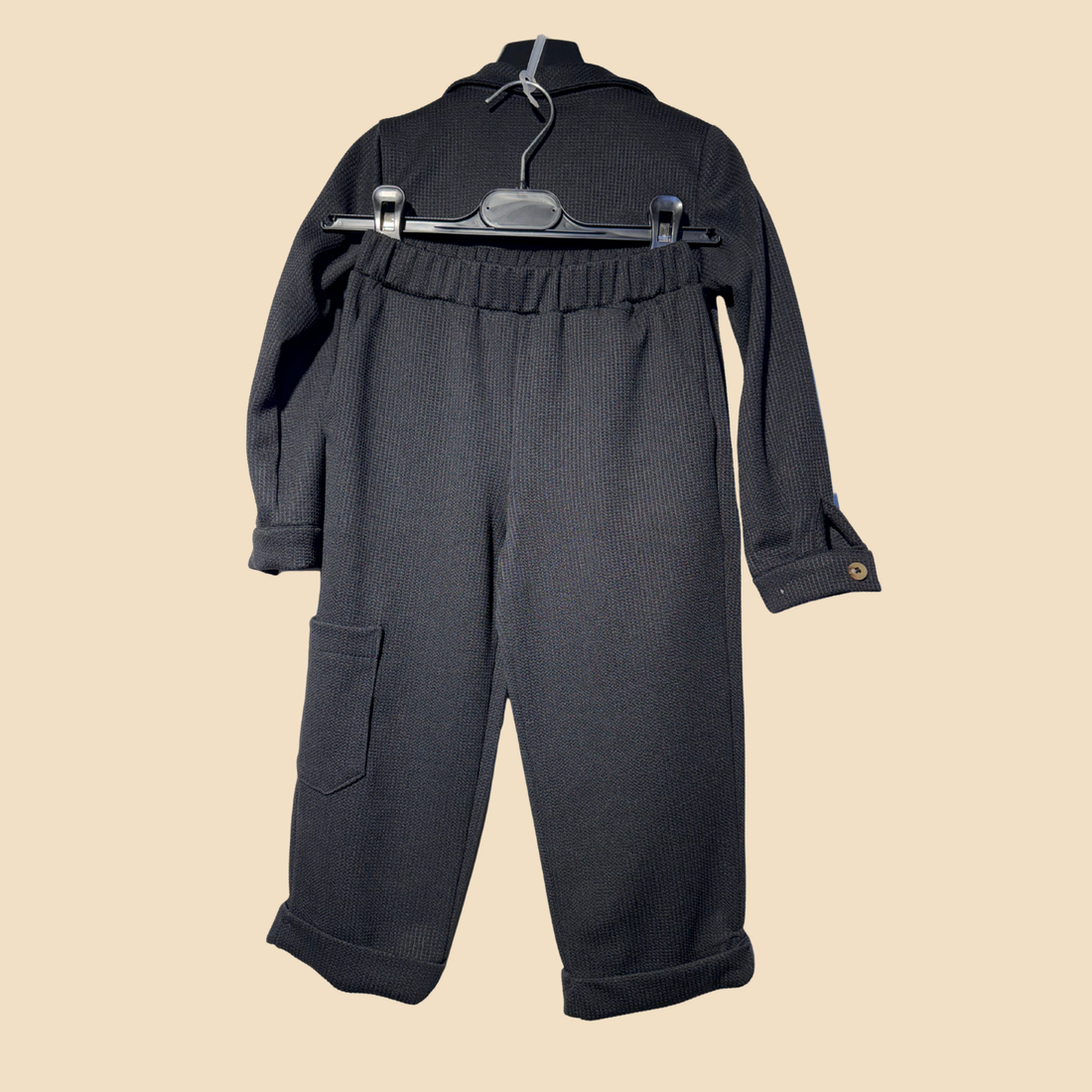 Completo in Tessuto Strutturato Nero – Giacca & Pantalone