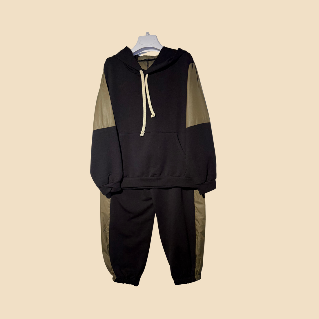 Completo felpa e pantalone nero/militare