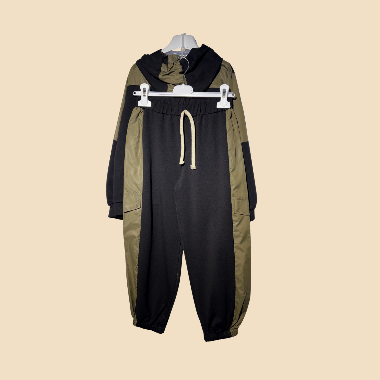 Completo felpa e pantalone nero/militare