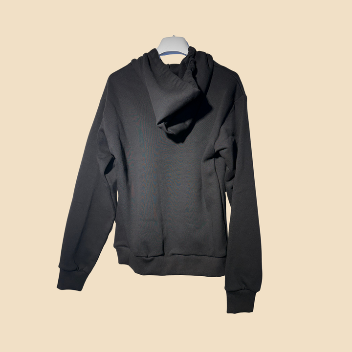 Felpa nera con cappuccio e stampa frontale