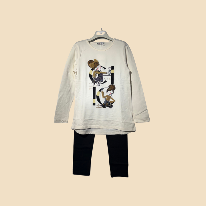 Completo con maglia grafica e leggings neri