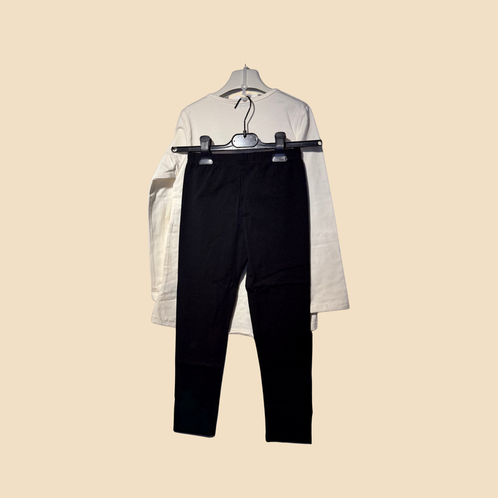 Completo con maglia grafica e leggings neri