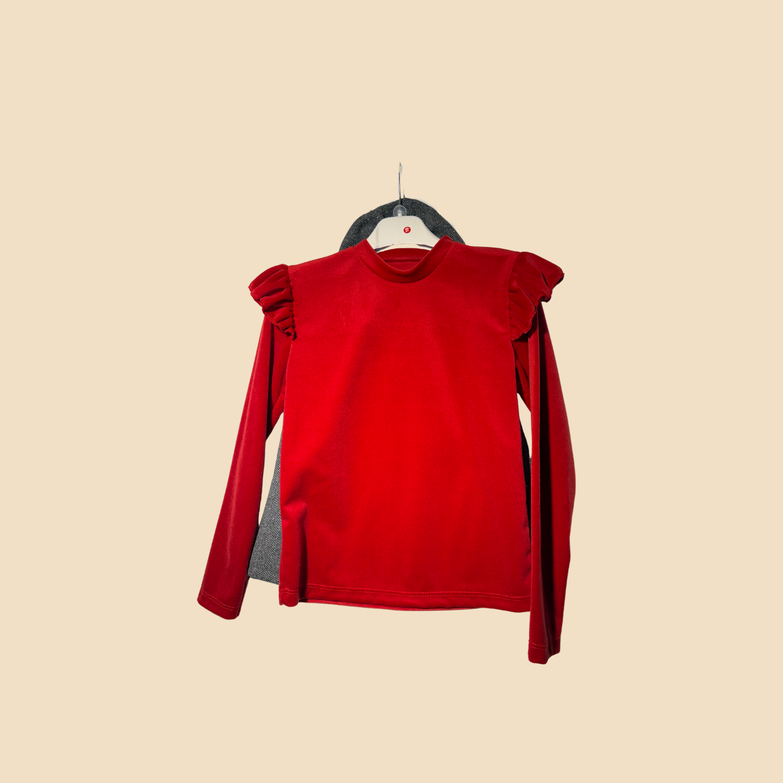 Completo rosso con maglia a volant e short in tweed grigio