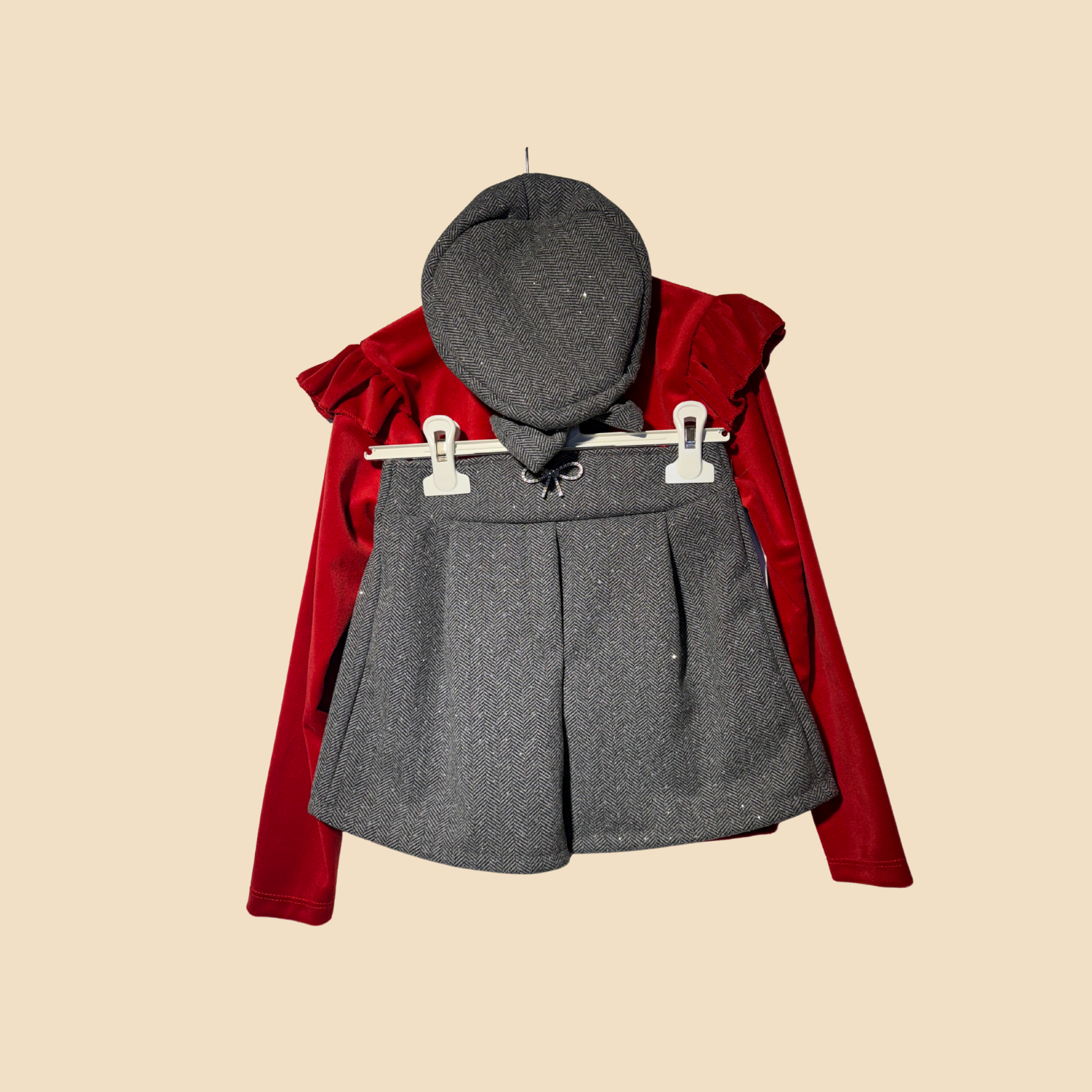 Completo rosso con maglia a volant e short in tweed grigio