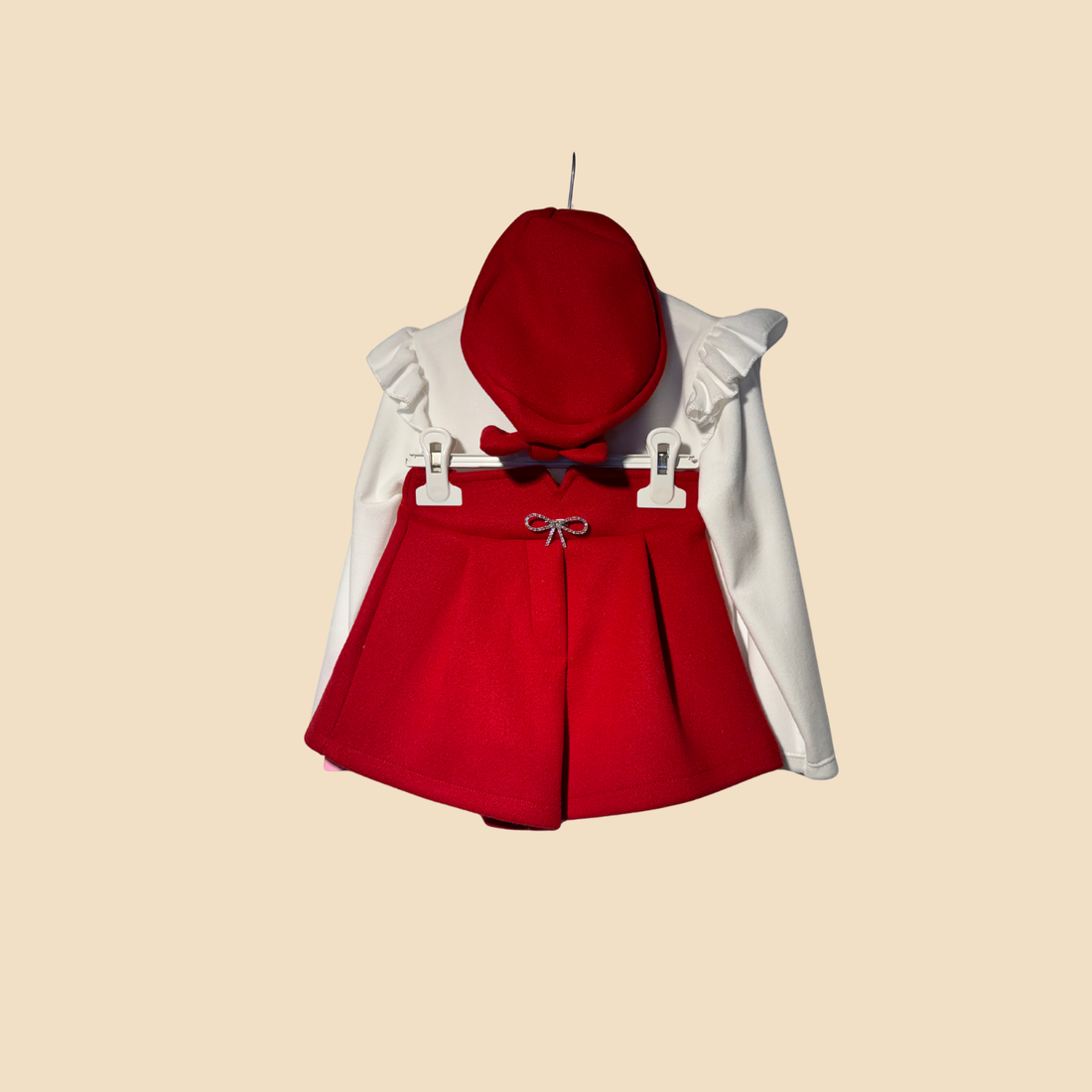 Completo maglia bianca con ruches e gonna rossa elegante