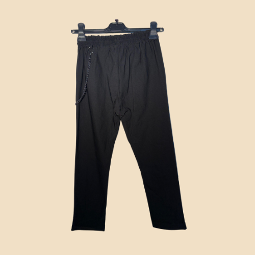Pantalone nero da bambino con coulisse e dettaglio chain